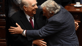 Abrazo a la democracia.  Despedida de Mujica y Sanguinetti