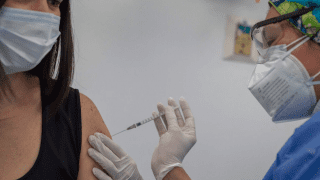 Llegan 9.000 dosis de AstraZeneca, y comienzan a vacunar a mayores de 30
