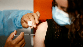 Comienzan a vacunar a adolescentes sin factores de riesgo