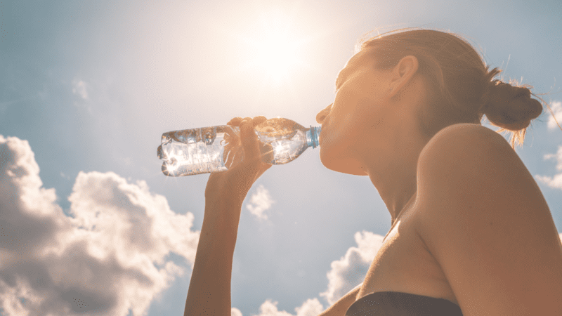 ¿Cómo mantenerse hidratados con altas temperaturas?